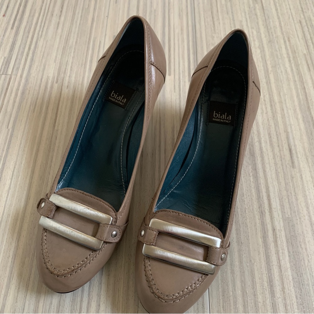 Biala Heels in Taupe w Buckle feature - excellent condition size 6.5
